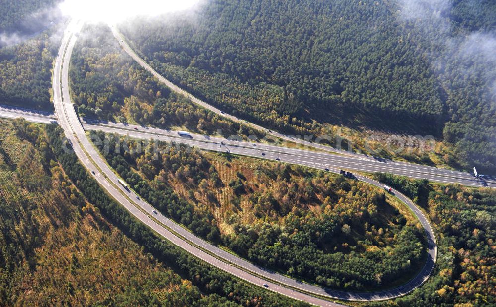 Ziethen from above - Das Autobahndreieck Havelland in Brandenburg. Das Dreieck Havelland ist ein Autobahndreieck am nördlichem Berliner Ring (A 10) im Landkreis Havelland, das nach Westen die A 24 anbindet. Insgesamt 39,8 Millionen sollen in den Ausbau und Umbau des Autobahndreiecks Havelland fließen. Der Bund fördert den Ausbau im Rahmen des Masterplans für Güterverkehr und Logistik mit insgesamt 22,8 Millionen, weitere 17 Millionen Förderung kommen aus EFRE-Mitteln.