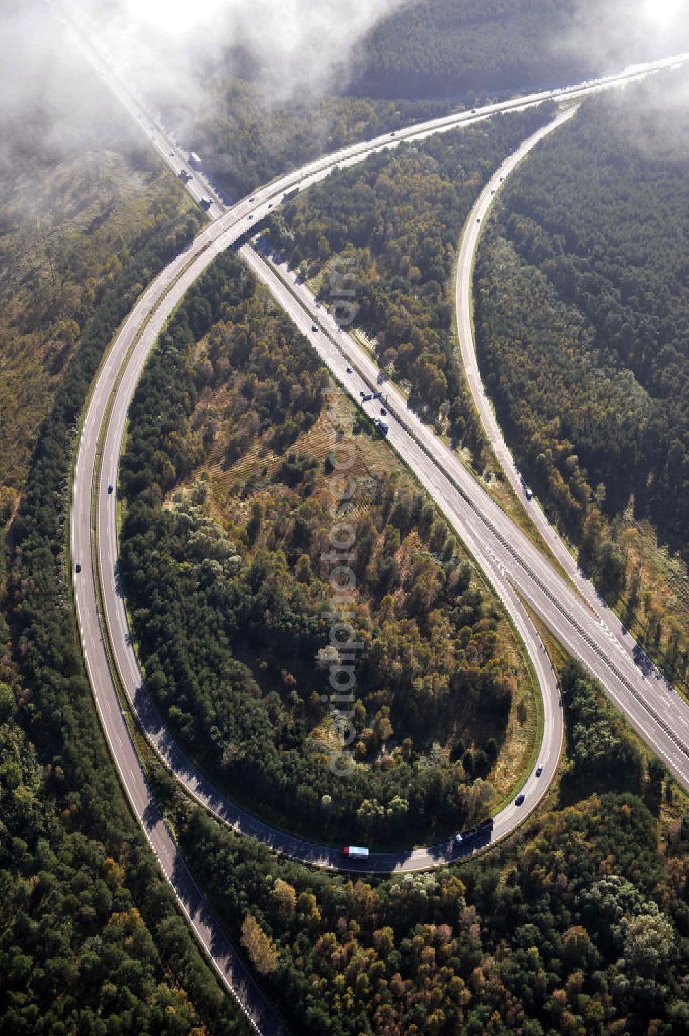 Ziethen from the bird's eye view: Das Autobahndreieck Havelland in Brandenburg. Das Dreieck Havelland ist ein Autobahndreieck am nördlichem Berliner Ring (A 10) im Landkreis Havelland, das nach Westen die A 24 anbindet. Insgesamt 39,8 Millionen sollen in den Ausbau und Umbau des Autobahndreiecks Havelland fließen. Der Bund fördert den Ausbau im Rahmen des Masterplans für Güterverkehr und Logistik mit insgesamt 22,8 Millionen, weitere 17 Millionen Förderung kommen aus EFRE-Mitteln.