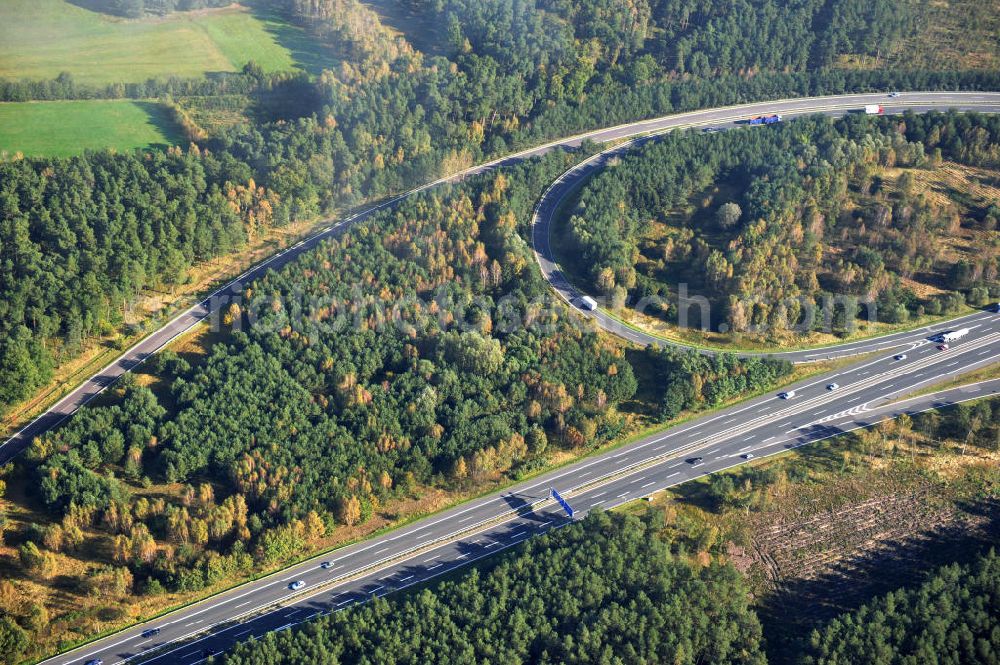 Aerial photograph Ziethen - Das Autobahndreieck Havelland in Brandenburg. Das Dreieck Havelland ist ein Autobahndreieck am nördlichem Berliner Ring (A 10) im Landkreis Havelland, das nach Westen die A 24 anbindet. Insgesamt 39,8 Millionen sollen in den Ausbau und Umbau des Autobahndreiecks Havelland fließen. Der Bund fördert den Ausbau im Rahmen des Masterplans für Güterverkehr und Logistik mit insgesamt 22,8 Millionen, weitere 17 Millionen Förderung kommen aus EFRE-Mitteln.