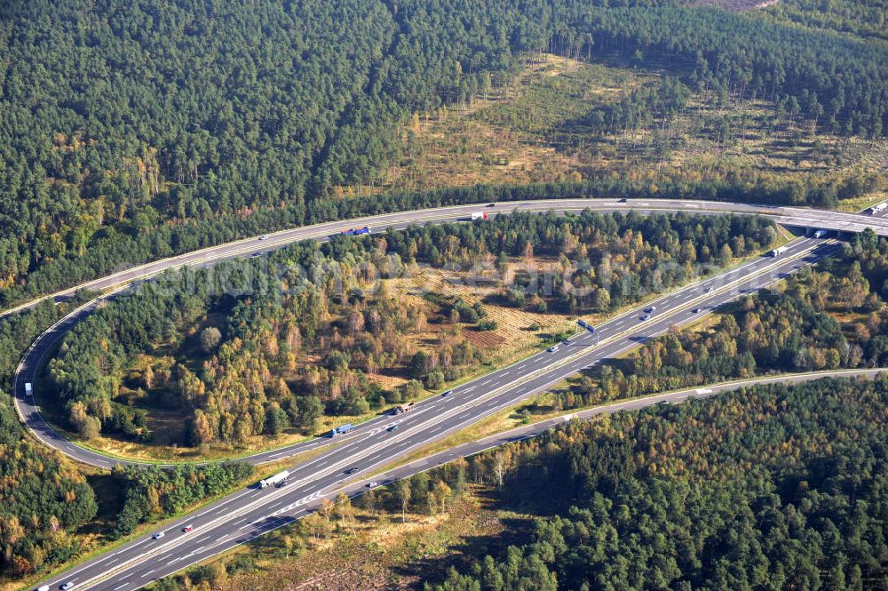 Ziethen from above - Das Autobahndreieck Havelland in Brandenburg. Das Dreieck Havelland ist ein Autobahndreieck am nördlichem Berliner Ring (A 10) im Landkreis Havelland, das nach Westen die A 24 anbindet. Insgesamt 39,8 Millionen sollen in den Ausbau und Umbau des Autobahndreiecks Havelland fließen. Der Bund fördert den Ausbau im Rahmen des Masterplans für Güterverkehr und Logistik mit insgesamt 22,8 Millionen, weitere 17 Millionen Förderung kommen aus EFRE-Mitteln.