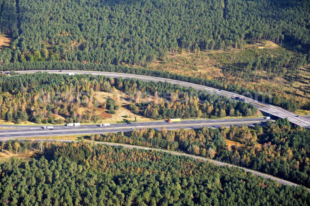 Ziethen from the bird's eye view: Das Autobahndreieck Havelland in Brandenburg. Das Dreieck Havelland ist ein Autobahndreieck am nördlichem Berliner Ring (A 10) im Landkreis Havelland, das nach Westen die A 24 anbindet. Insgesamt 39,8 Millionen sollen in den Ausbau und Umbau des Autobahndreiecks Havelland fließen. Der Bund fördert den Ausbau im Rahmen des Masterplans für Güterverkehr und Logistik mit insgesamt 22,8 Millionen, weitere 17 Millionen Förderung kommen aus EFRE-Mitteln.