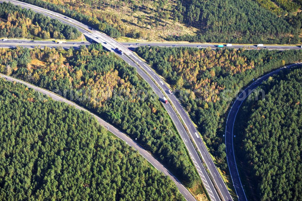 Aerial photograph Ziethen - Das Autobahndreieck Havelland in Brandenburg. Das Dreieck Havelland ist ein Autobahndreieck am nördlichem Berliner Ring (A 10) im Landkreis Havelland, das nach Westen die A 24 anbindet. Insgesamt 39,8 Millionen sollen in den Ausbau und Umbau des Autobahndreiecks Havelland fließen. Der Bund fördert den Ausbau im Rahmen des Masterplans für Güterverkehr und Logistik mit insgesamt 22,8 Millionen, weitere 17 Millionen Förderung kommen aus EFRE-Mitteln.