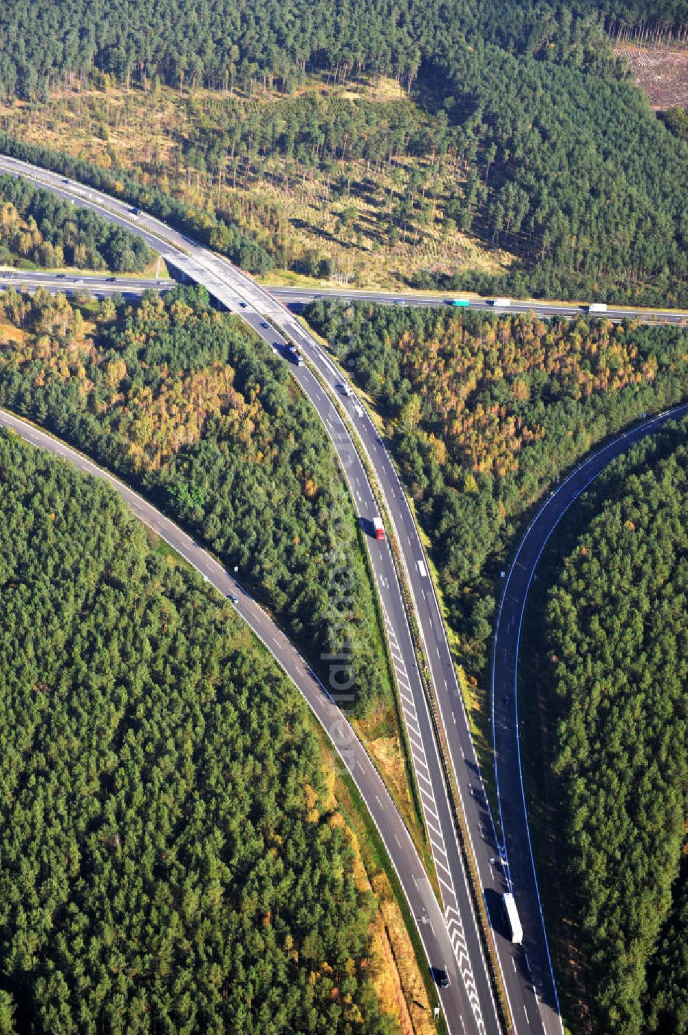 Ziethen from above - Das Autobahndreieck Havelland in Brandenburg. Das Dreieck Havelland ist ein Autobahndreieck am nördlichem Berliner Ring (A 10) im Landkreis Havelland, das nach Westen die A 24 anbindet. Insgesamt 39,8 Millionen sollen in den Ausbau und Umbau des Autobahndreiecks Havelland fließen. Der Bund fördert den Ausbau im Rahmen des Masterplans für Güterverkehr und Logistik mit insgesamt 22,8 Millionen, weitere 17 Millionen Förderung kommen aus EFRE-Mitteln.