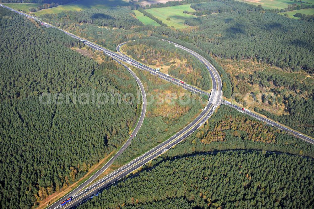 Ziethen from above - Das Autobahndreieck Havelland in Brandenburg. Das Dreieck Havelland ist ein Autobahndreieck am nördlichem Berliner Ring (A 10) im Landkreis Havelland, das nach Westen die A 24 anbindet. Insgesamt 39,8 Millionen sollen in den Ausbau und Umbau des Autobahndreiecks Havelland fließen. Der Bund fördert den Ausbau im Rahmen des Masterplans für Güterverkehr und Logistik mit insgesamt 22,8 Millionen, weitere 17 Millionen Förderung kommen aus EFRE-Mitteln.