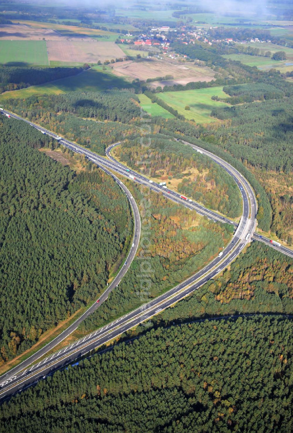 Ziethen from the bird's eye view: Das Autobahndreieck Havelland in Brandenburg. Das Dreieck Havelland ist ein Autobahndreieck am nördlichem Berliner Ring (A 10) im Landkreis Havelland, das nach Westen die A 24 anbindet. Insgesamt 39,8 Millionen sollen in den Ausbau und Umbau des Autobahndreiecks Havelland fließen. Der Bund fördert den Ausbau im Rahmen des Masterplans für Güterverkehr und Logistik mit insgesamt 22,8 Millionen, weitere 17 Millionen Förderung kommen aus EFRE-Mitteln.