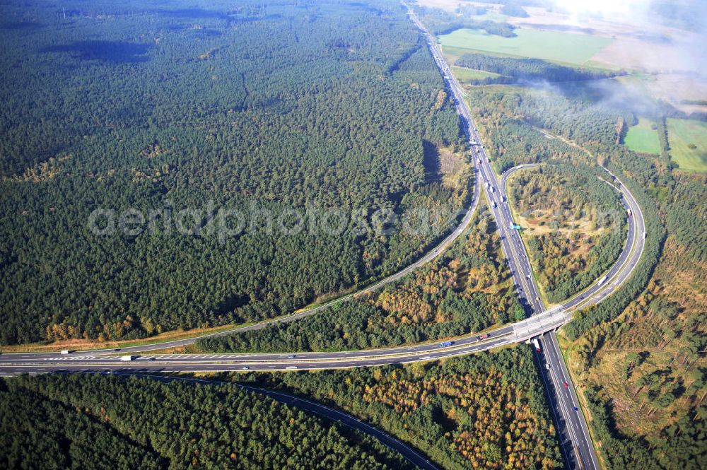 Ziethen from above - Das Autobahndreieck Havelland in Brandenburg. Das Dreieck Havelland ist ein Autobahndreieck am nördlichem Berliner Ring (A 10) im Landkreis Havelland, das nach Westen die A 24 anbindet. Insgesamt 39,8 Millionen sollen in den Ausbau und Umbau des Autobahndreiecks Havelland fließen. Der Bund fördert den Ausbau im Rahmen des Masterplans für Güterverkehr und Logistik mit insgesamt 22,8 Millionen, weitere 17 Millionen Förderung kommen aus EFRE-Mitteln.