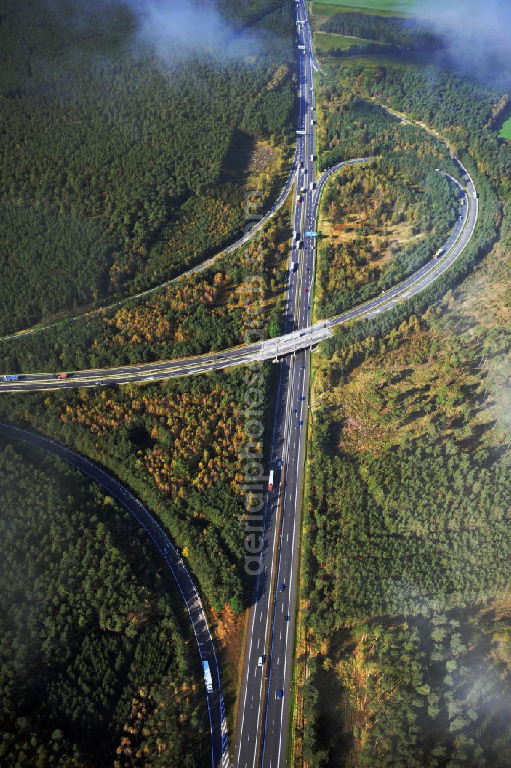 Ziethen from the bird's eye view: Das Autobahndreieck Havelland in Brandenburg. Das Dreieck Havelland ist ein Autobahndreieck am nördlichem Berliner Ring (A 10) im Landkreis Havelland, das nach Westen die A 24 anbindet. Insgesamt 39,8 Millionen sollen in den Ausbau und Umbau des Autobahndreiecks Havelland fließen. Der Bund fördert den Ausbau im Rahmen des Masterplans für Güterverkehr und Logistik mit insgesamt 22,8 Millionen, weitere 17 Millionen Förderung kommen aus EFRE-Mitteln.