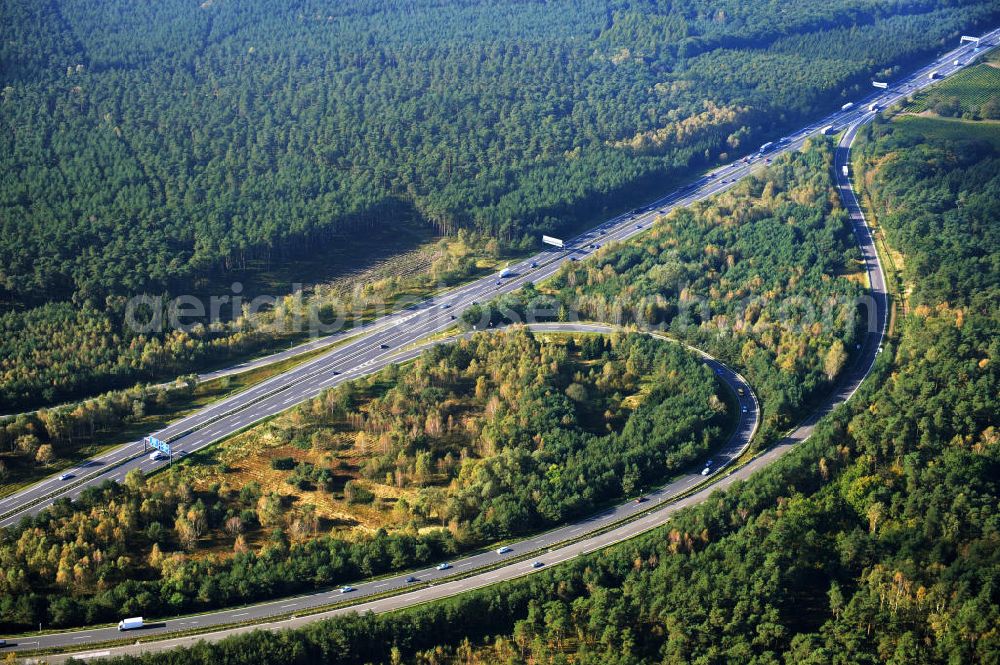 Aerial photograph Ziethen - Das Autobahndreieck Havelland in Brandenburg. Das Dreieck Havelland ist ein Autobahndreieck am nördlichem Berliner Ring (A 10) im Landkreis Havelland, das nach Westen die A 24 anbindet. Insgesamt 39,8 Millionen sollen in den Ausbau und Umbau des Autobahndreiecks Havelland fließen. Der Bund fördert den Ausbau im Rahmen des Masterplans für Güterverkehr und Logistik mit insgesamt 22,8 Millionen, weitere 17 Millionen Förderung kommen aus EFRE-Mitteln.