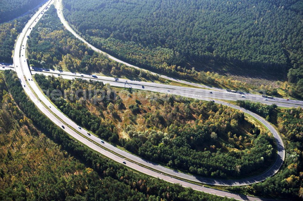 Ziethen from the bird's eye view: Das Autobahndreieck Havelland in Brandenburg. Das Dreieck Havelland ist ein Autobahndreieck am nördlichem Berliner Ring (A 10) im Landkreis Havelland, das nach Westen die A 24 anbindet. Insgesamt 39,8 Millionen sollen in den Ausbau und Umbau des Autobahndreiecks Havelland fließen. Der Bund fördert den Ausbau im Rahmen des Masterplans für Güterverkehr und Logistik mit insgesamt 22,8 Millionen, weitere 17 Millionen Förderung kommen aus EFRE-Mitteln.