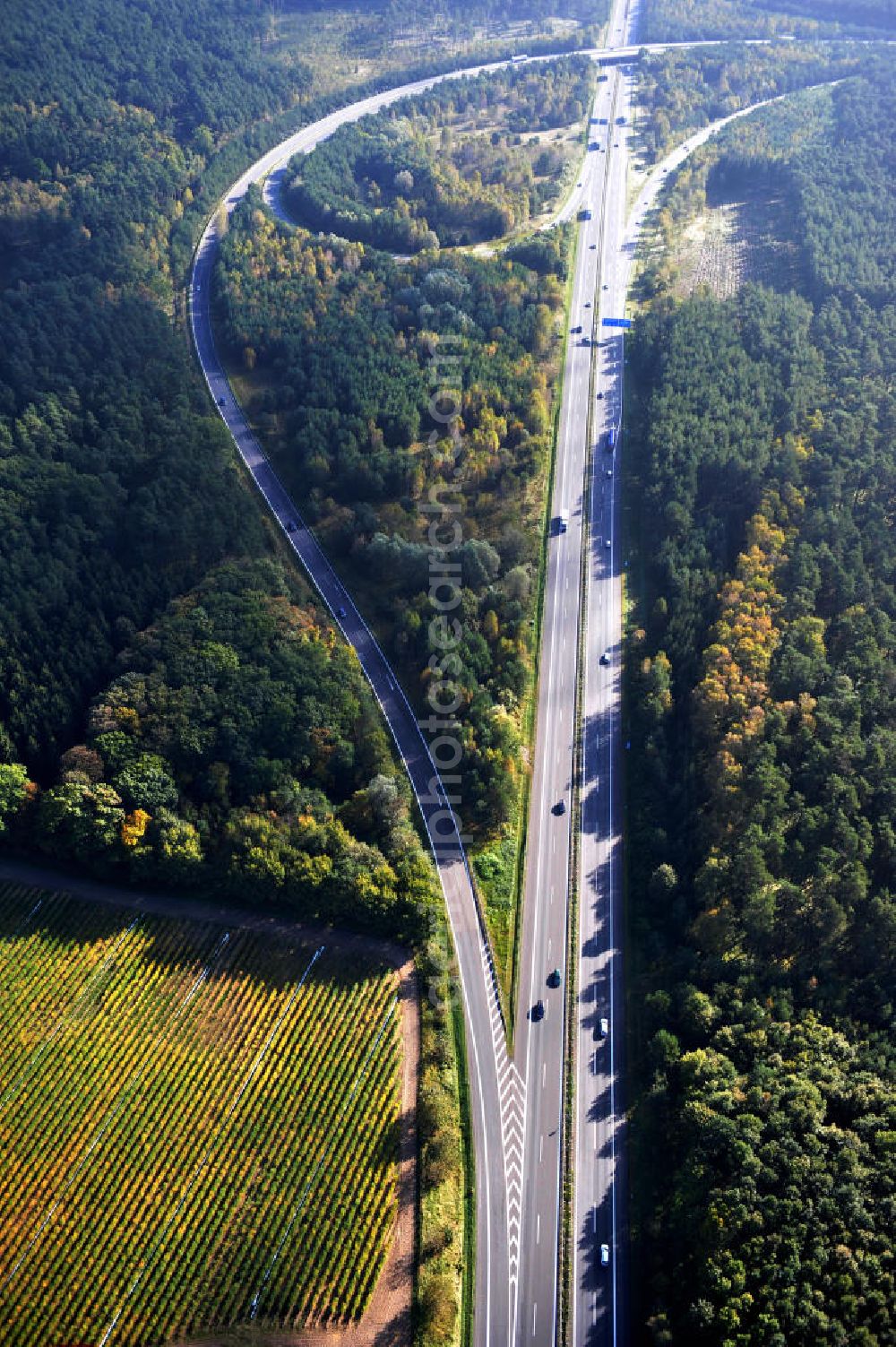 Aerial photograph Ziethen - Das Autobahndreieck Havelland in Brandenburg. Das Dreieck Havelland ist ein Autobahndreieck am nördlichem Berliner Ring (A 10) im Landkreis Havelland, das nach Westen die A 24 anbindet. Insgesamt 39,8 Millionen sollen in den Ausbau und Umbau des Autobahndreiecks Havelland fließen. Der Bund fördert den Ausbau im Rahmen des Masterplans für Güterverkehr und Logistik mit insgesamt 22,8 Millionen, weitere 17 Millionen Förderung kommen aus EFRE-Mitteln.