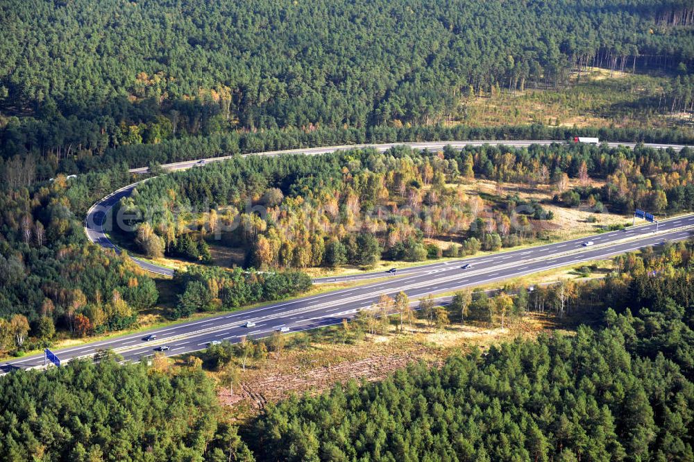 Ziethen from above - Das Autobahndreieck Havelland in Brandenburg. Das Dreieck Havelland ist ein Autobahndreieck am nördlichem Berliner Ring (A 10) im Landkreis Havelland, das nach Westen die A 24 anbindet. Insgesamt 39,8 Millionen sollen in den Ausbau und Umbau des Autobahndreiecks Havelland fließen. Der Bund fördert den Ausbau im Rahmen des Masterplans für Güterverkehr und Logistik mit insgesamt 22,8 Millionen, weitere 17 Millionen Förderung kommen aus EFRE-Mitteln.