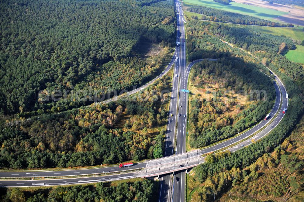 Ziethen from above - Das Autobahndreieck Havelland in Brandenburg. Das Dreieck Havelland ist ein Autobahndreieck am nördlichem Berliner Ring (A 10) im Landkreis Havelland, das nach Westen die A 24 anbindet. Insgesamt 39,8 Millionen sollen in den Ausbau und Umbau des Autobahndreiecks Havelland fließen. Der Bund fördert den Ausbau im Rahmen des Masterplans für Güterverkehr und Logistik mit insgesamt 22,8 Millionen, weitere 17 Millionen Förderung kommen aus EFRE-Mitteln.