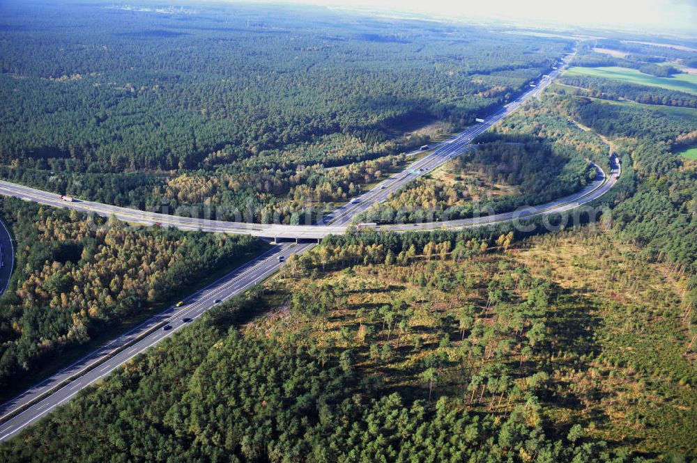 Ziethen from the bird's eye view: Das Autobahndreieck Havelland in Brandenburg. Das Dreieck Havelland ist ein Autobahndreieck am nördlichem Berliner Ring (A 10) im Landkreis Havelland, das nach Westen die A 24 anbindet. Insgesamt 39,8 Millionen sollen in den Ausbau und Umbau des Autobahndreiecks Havelland fließen. Der Bund fördert den Ausbau im Rahmen des Masterplans für Güterverkehr und Logistik mit insgesamt 22,8 Millionen, weitere 17 Millionen Förderung kommen aus EFRE-Mitteln.