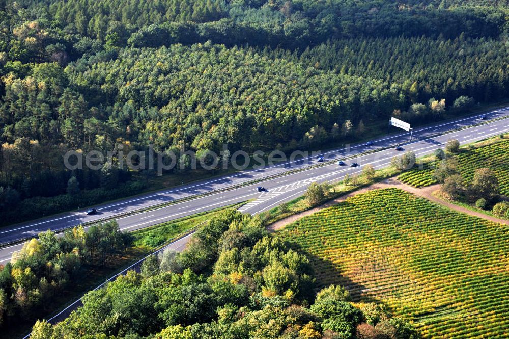 Ziethen from above - Das Autobahndreieck Havelland in Brandenburg. Das Dreieck Havelland ist ein Autobahndreieck am nördlichem Berliner Ring (A 10) im Landkreis Havelland, das nach Westen die A 24 anbindet. Insgesamt 39,8 Millionen sollen in den Ausbau und Umbau des Autobahndreiecks Havelland fließen. Der Bund fördert den Ausbau im Rahmen des Masterplans für Güterverkehr und Logistik mit insgesamt 22,8 Millionen, weitere 17 Millionen Förderung kommen aus EFRE-Mitteln.