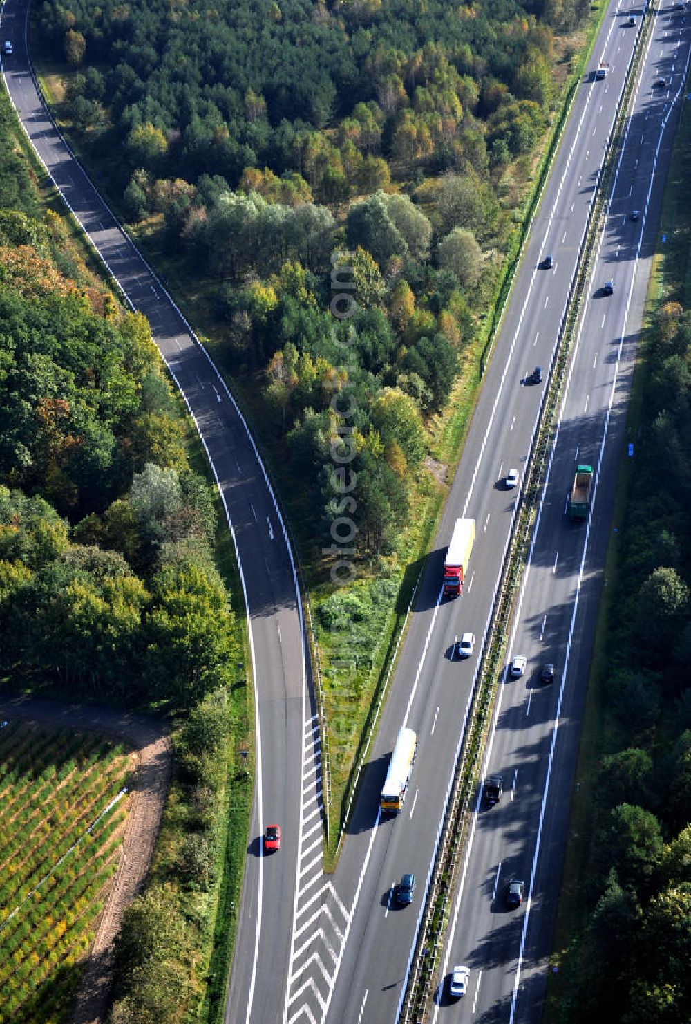 Ziethen from the bird's eye view: Das Autobahndreieck Havelland in Brandenburg. Das Dreieck Havelland ist ein Autobahndreieck am nördlichem Berliner Ring (A 10) im Landkreis Havelland, das nach Westen die A 24 anbindet. Insgesamt 39,8 Millionen sollen in den Ausbau und Umbau des Autobahndreiecks Havelland fließen. Der Bund fördert den Ausbau im Rahmen des Masterplans für Güterverkehr und Logistik mit insgesamt 22,8 Millionen, weitere 17 Millionen Förderung kommen aus EFRE-Mitteln.