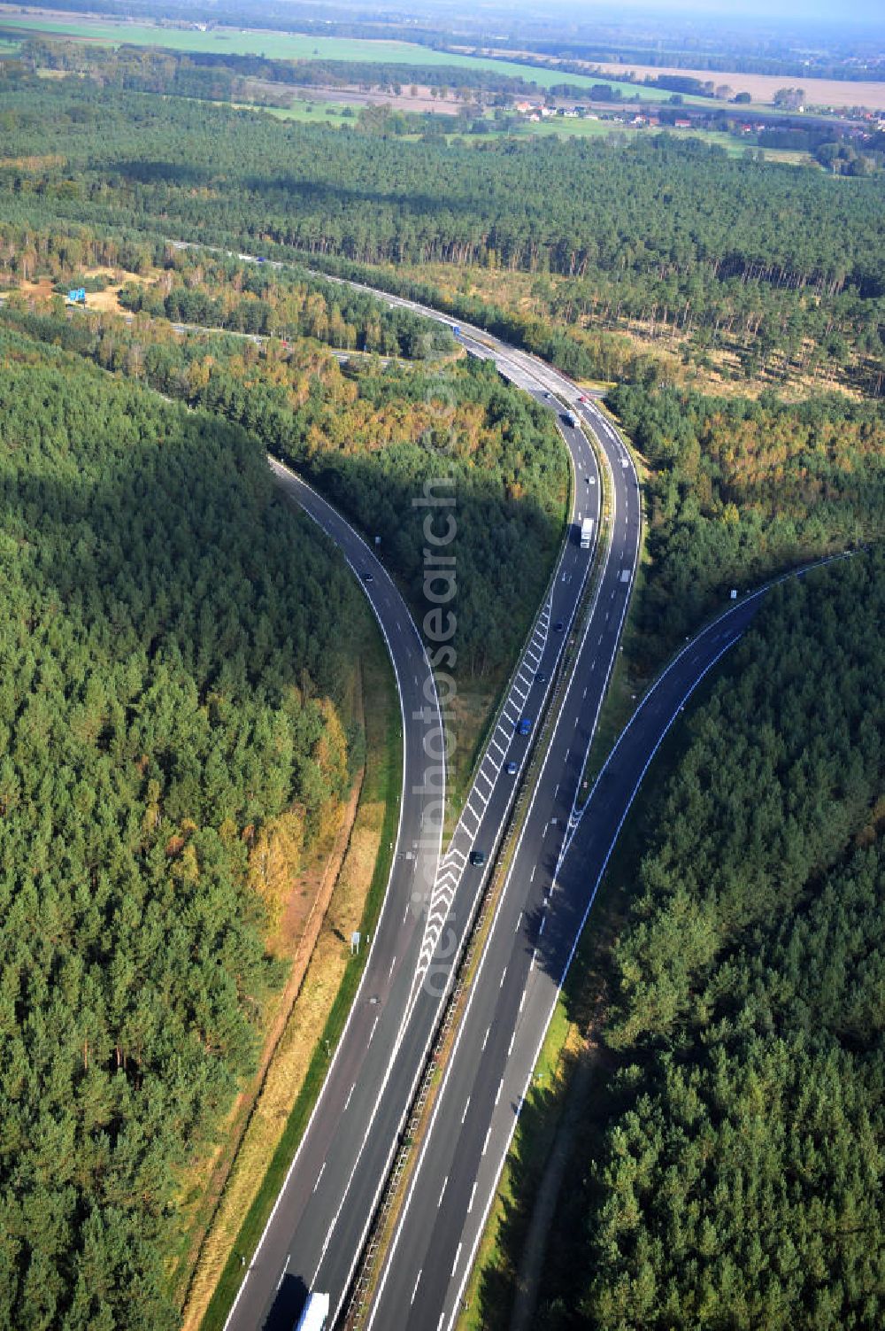 Ziethen from the bird's eye view: Das Autobahndreieck Havelland in Brandenburg. Das Dreieck Havelland ist ein Autobahndreieck am nördlichem Berliner Ring (A 10) im Landkreis Havelland, das nach Westen die A 24 anbindet. Insgesamt 39,8 Millionen sollen in den Ausbau und Umbau des Autobahndreiecks Havelland fließen. Der Bund fördert den Ausbau im Rahmen des Masterplans für Güterverkehr und Logistik mit insgesamt 22,8 Millionen, weitere 17 Millionen Förderung kommen aus EFRE-Mitteln.