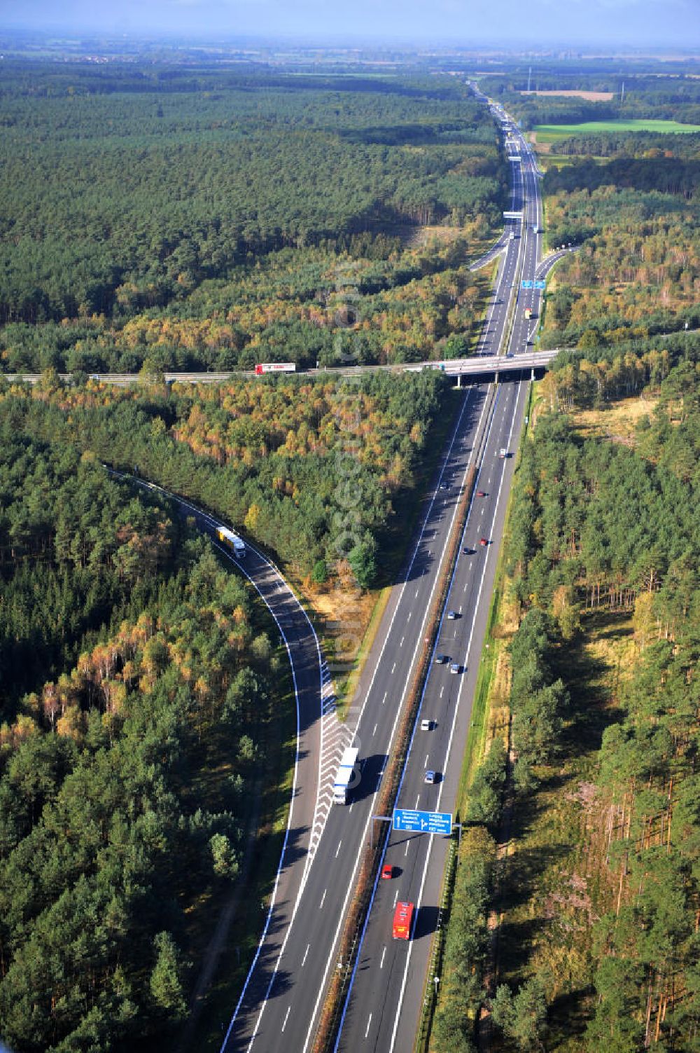 Ziethen from above - Das Autobahndreieck Havelland in Brandenburg. Das Dreieck Havelland ist ein Autobahndreieck am nördlichem Berliner Ring (A 10) im Landkreis Havelland, das nach Westen die A 24 anbindet. Insgesamt 39,8 Millionen sollen in den Ausbau und Umbau des Autobahndreiecks Havelland fließen. Der Bund fördert den Ausbau im Rahmen des Masterplans für Güterverkehr und Logistik mit insgesamt 22,8 Millionen, weitere 17 Millionen Förderung kommen aus EFRE-Mitteln.