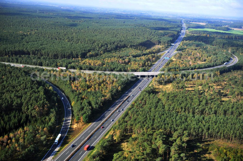 Ziethen from the bird's eye view: Das Autobahndreieck Havelland in Brandenburg. Das Dreieck Havelland ist ein Autobahndreieck am nördlichem Berliner Ring (A 10) im Landkreis Havelland, das nach Westen die A 24 anbindet. Insgesamt 39,8 Millionen sollen in den Ausbau und Umbau des Autobahndreiecks Havelland fließen. Der Bund fördert den Ausbau im Rahmen des Masterplans für Güterverkehr und Logistik mit insgesamt 22,8 Millionen, weitere 17 Millionen Förderung kommen aus EFRE-Mitteln.