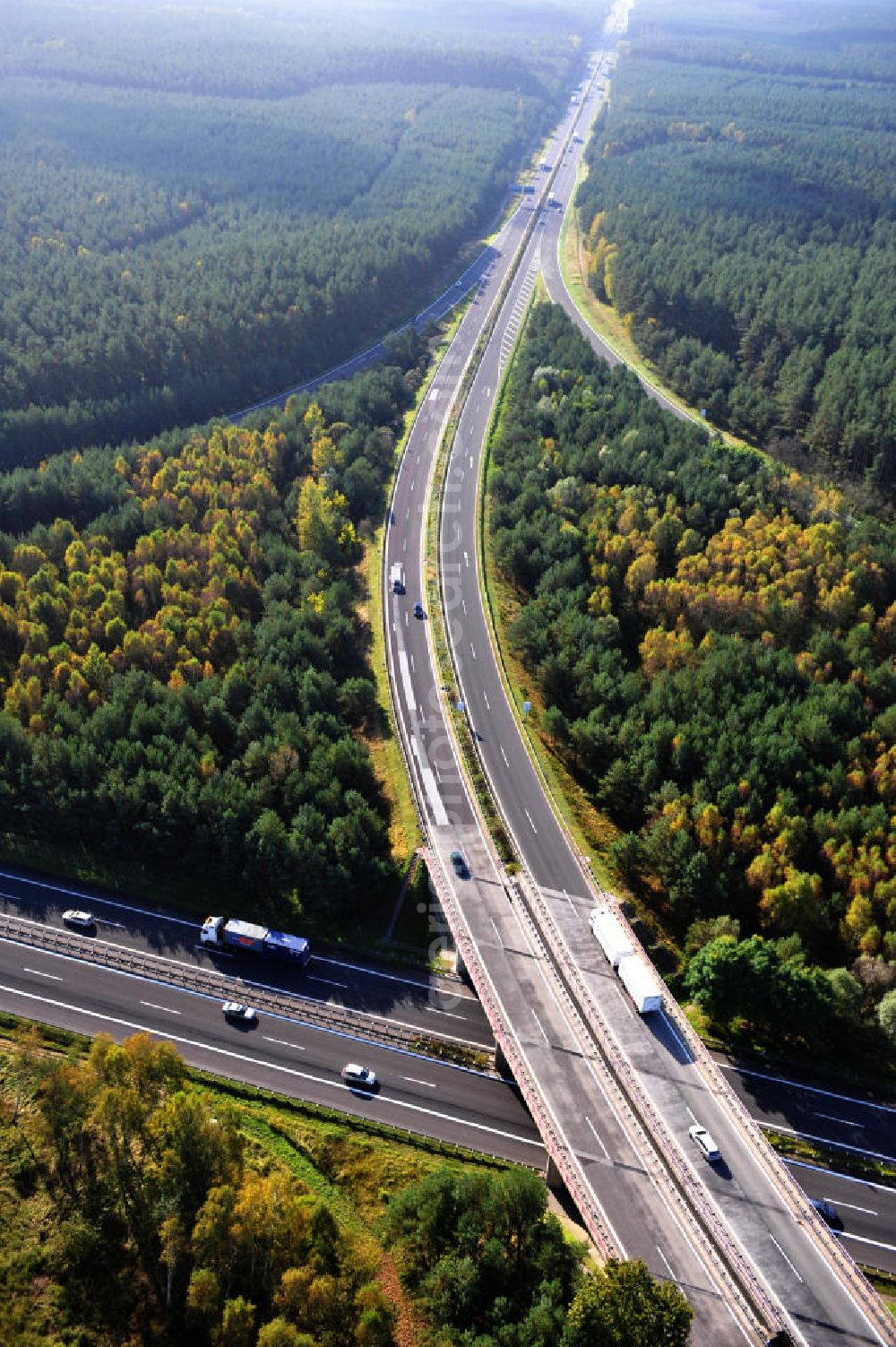 Ziethen from above - Das Autobahndreieck Havelland in Brandenburg. Das Dreieck Havelland ist ein Autobahndreieck am nördlichem Berliner Ring (A 10) im Landkreis Havelland, das nach Westen die A 24 anbindet. Insgesamt 39,8 Millionen sollen in den Ausbau und Umbau des Autobahndreiecks Havelland fließen. Der Bund fördert den Ausbau im Rahmen des Masterplans für Güterverkehr und Logistik mit insgesamt 22,8 Millionen, weitere 17 Millionen Förderung kommen aus EFRE-Mitteln.