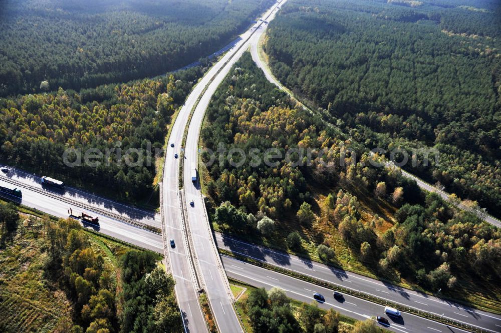 Ziethen from the bird's eye view: Das Autobahndreieck Havelland in Brandenburg. Das Dreieck Havelland ist ein Autobahndreieck am nördlichem Berliner Ring (A 10) im Landkreis Havelland, das nach Westen die A 24 anbindet. Insgesamt 39,8 Millionen sollen in den Ausbau und Umbau des Autobahndreiecks Havelland fließen. Der Bund fördert den Ausbau im Rahmen des Masterplans für Güterverkehr und Logistik mit insgesamt 22,8 Millionen, weitere 17 Millionen Förderung kommen aus EFRE-Mitteln.