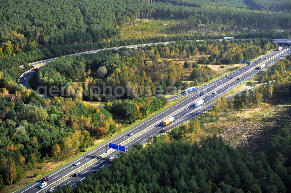 Ziethen from above - Das Autobahndreieck Havelland in Brandenburg. Das Dreieck Havelland ist ein Autobahndreieck am nördlichem Berliner Ring (A 10) im Landkreis Havelland, das nach Westen die A 24 anbindet. Insgesamt 39,8 Millionen sollen in den Ausbau und Umbau des Autobahndreiecks Havelland fließen. Der Bund fördert den Ausbau im Rahmen des Masterplans für Güterverkehr und Logistik mit insgesamt 22,8 Millionen, weitere 17 Millionen Förderung kommen aus EFRE-Mitteln.