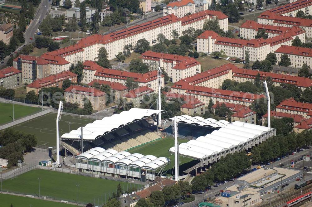 Wien from above - Das Gerhard-Hanappi-Stadion ist ein Fußballstadion in Hütteldorf, einem Stadtteil der österreichischen Hauptstadt Wien. Das Stadion ist im Besitz der Stadt Wien und wird an den SK Rapid verpachtet, der es als Heimstadion nützt. Es trägt den Namen des ehemaligen österreichischen Rekordnationalspielers und Architekten des Stadions Gerhard Hanappi.