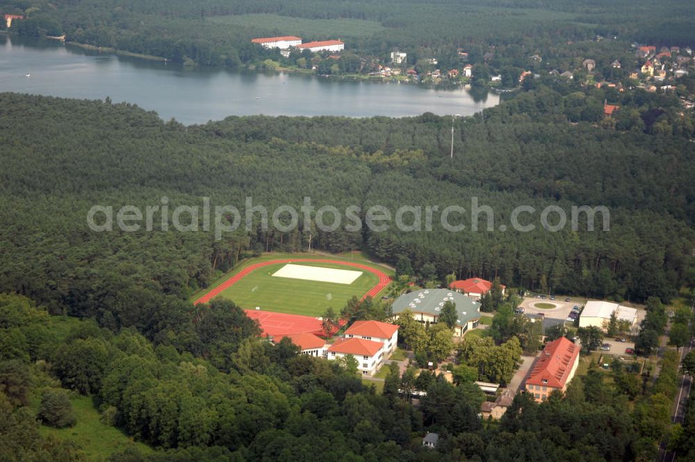 Aerial photograph Grünheide - Blick auf die Gerhardt-Hauptmann-Grundschule. Die Grundschule und der angegliederte Hort bieten offene Ganztagsangebote. Kontakt: Tel. +49(0)3362 7996811, Email: ganztag.grundschule@gemeinde-gruenheide.de