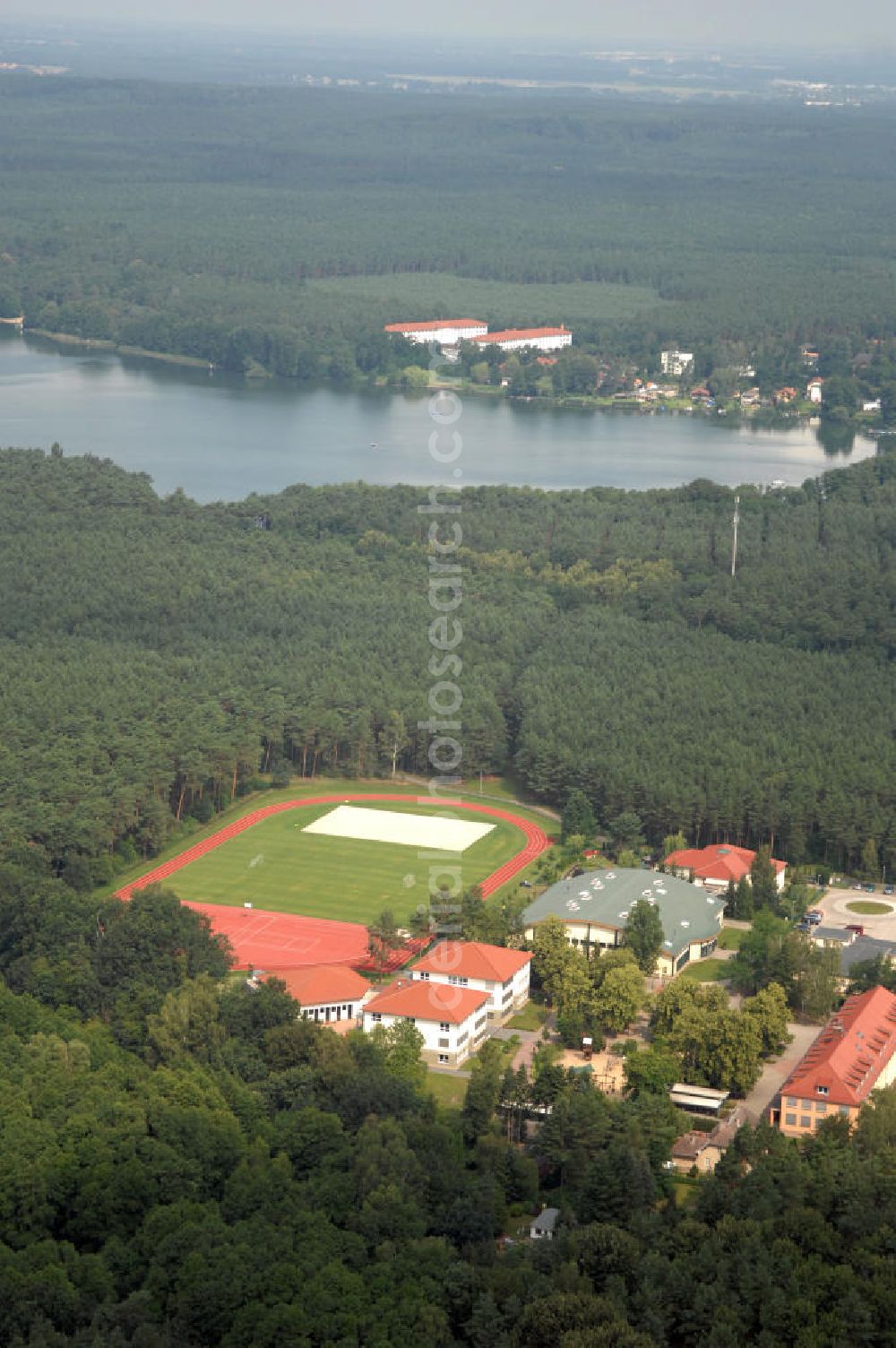 Grünheide from above - Blick auf die Gerhardt-Hauptmann-Grundschule. Die Grundschule und der angegliederte Hort bieten offene Ganztagsangebote. Kontakt: Tel. +49(0)3362 7996811, Email: ganztag.grundschule@gemeinde-gruenheide.de