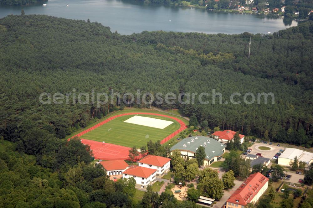 Grünheide from the bird's eye view: Blick auf die Gerhardt-Hauptmann-Grundschule. Die Grundschule und der angegliederte Hort bieten offene Ganztagsangebote. Kontakt: Tel. +49(0)3362 7996811, Email: ganztag.grundschule@gemeinde-gruenheide.de