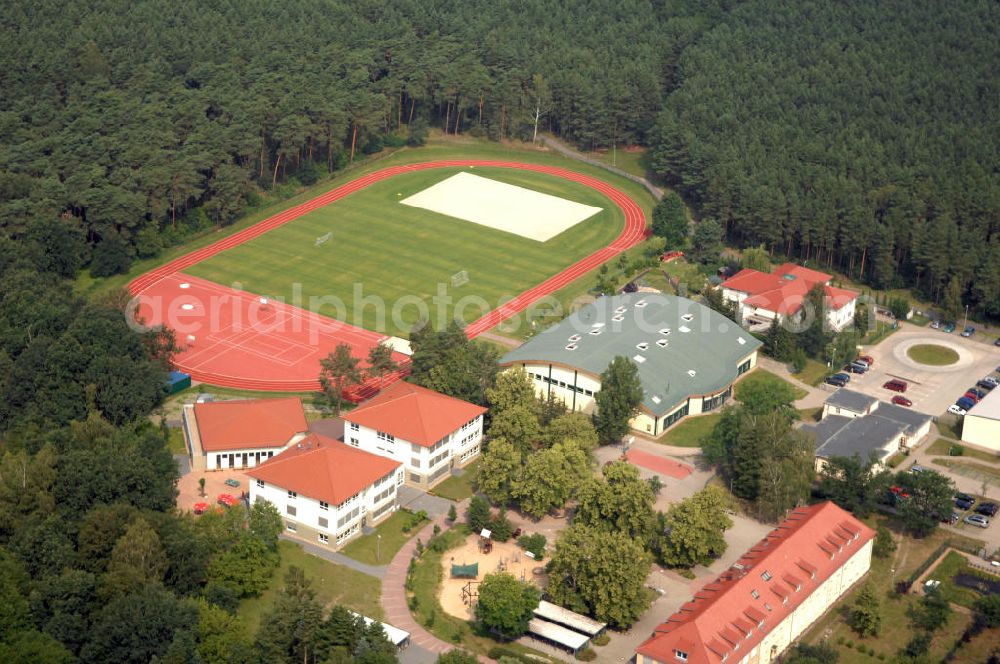 Aerial image Grünheide - Blick auf die Gerhardt-Hauptmann-Grundschule. Die Grundschule und der angegliederte Hort bieten offene Ganztagsangebote. Kontakt: Tel. +49(0)3362 7996811, Email: ganztag.grundschule@gemeinde-gruenheide.de