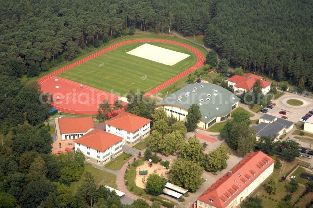 Aerial photograph Grünheide - Blick auf die Gerhardt-Hauptmann-Grundschule. Die Grundschule und der angegliederte Hort bieten offene Ganztagsangebote. Kontakt: Tel. +49(0)3362 7996811, Email: ganztag.grundschule@gemeinde-gruenheide.de