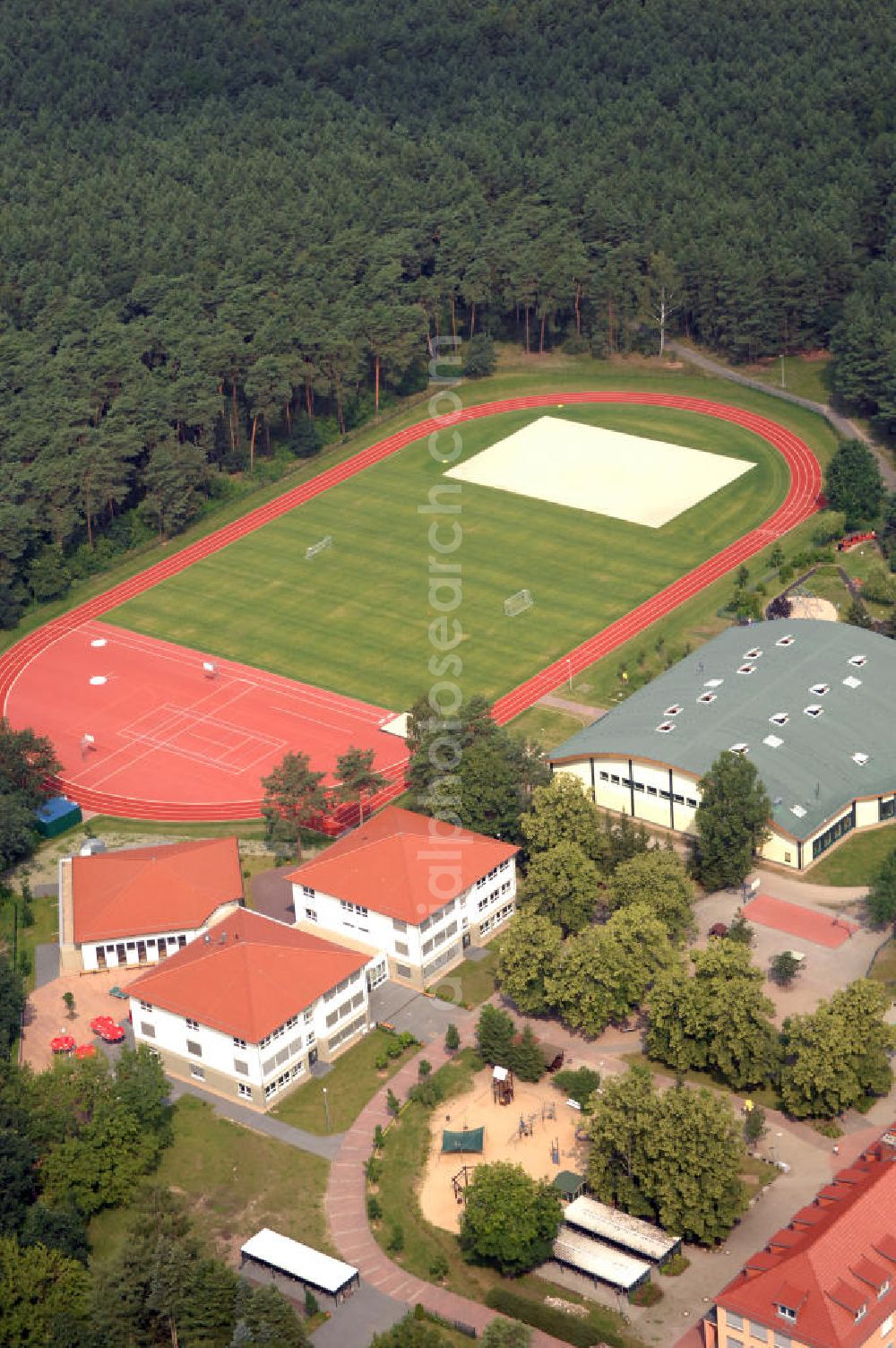 Grünheide from above - Blick auf die Gerhardt-Hauptmann-Grundschule. Die Grundschule und der angegliederte Hort bieten offene Ganztagsangebote. Kontakt: Tel. +49(0)3362 7996811, Email: ganztag.grundschule@gemeinde-gruenheide.de