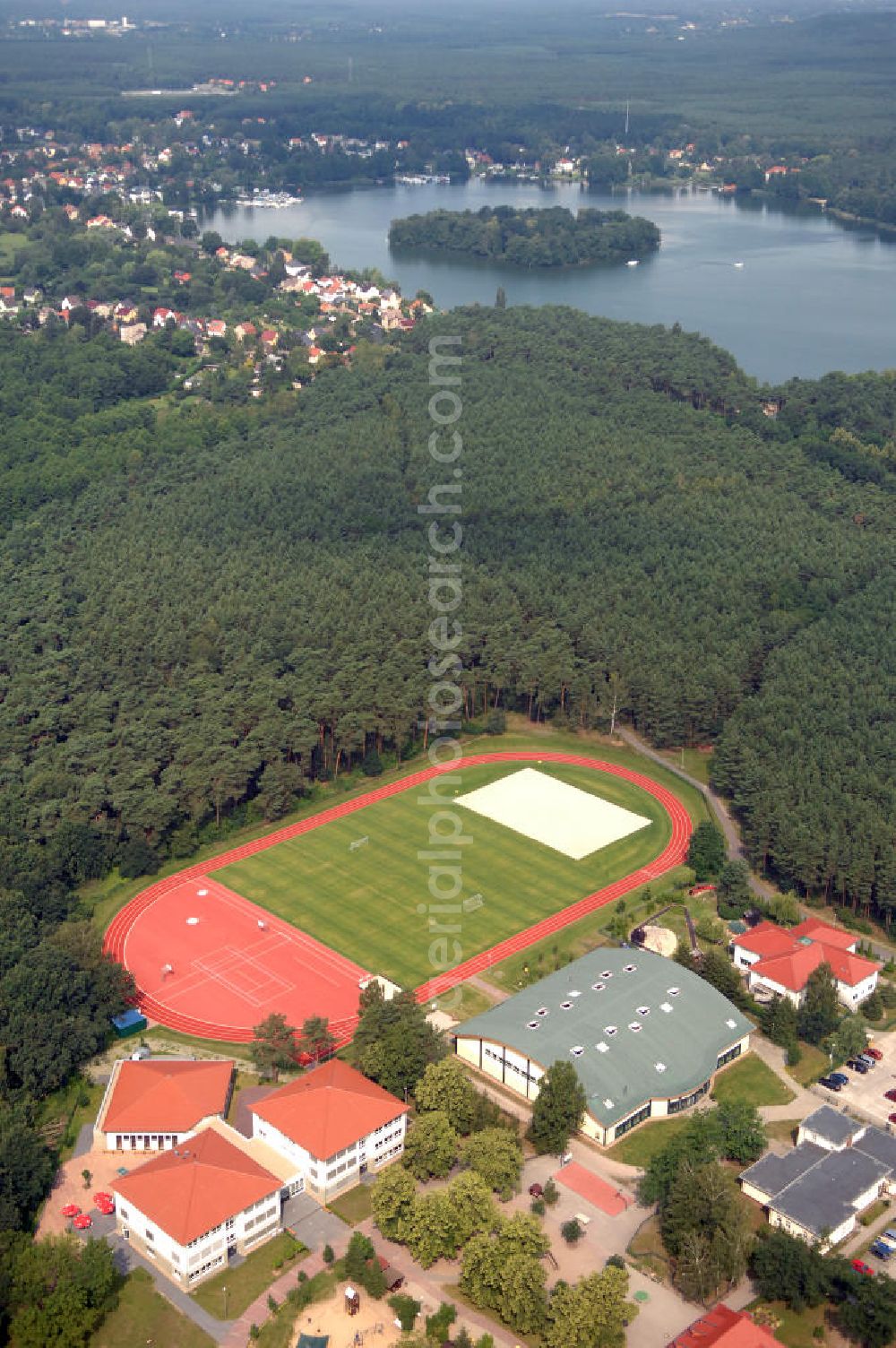 Grünheide from the bird's eye view: Blick auf die Gerhardt-Hauptmann-Grundschule. Die Grundschule und der angegliederte Hort bieten offene Ganztagsangebote. Kontakt: Tel. +49(0)3362 7996811, Email: ganztag.grundschule@gemeinde-gruenheide.de