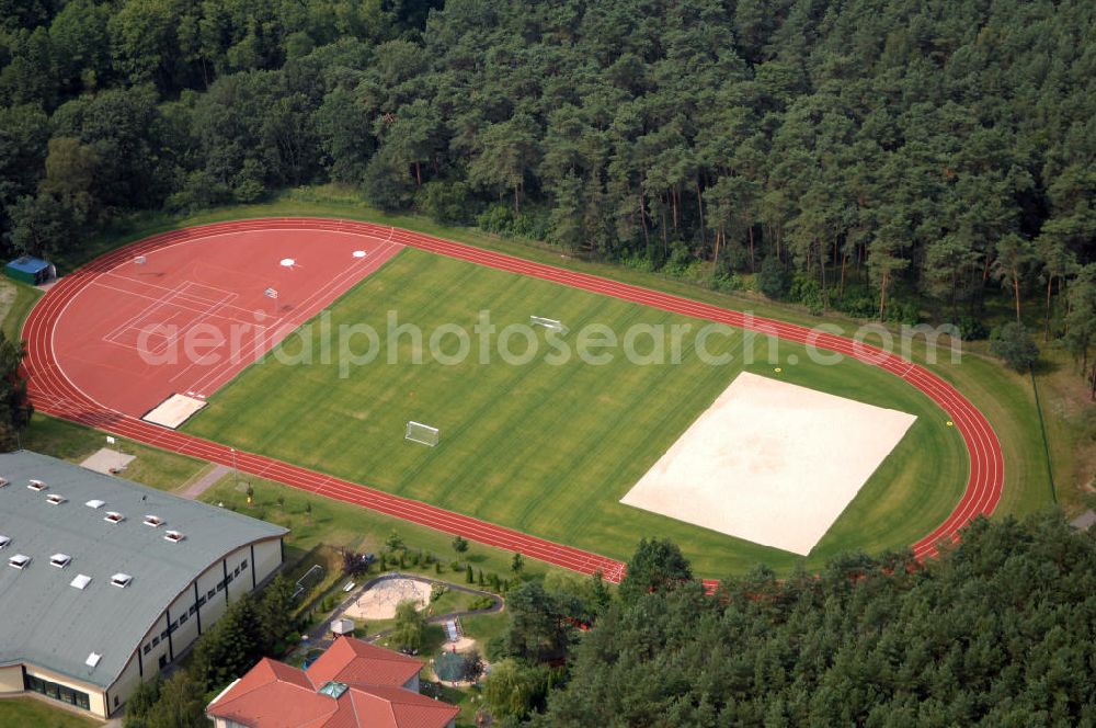 Aerial image Grünheide - Blick auf die Gerhardt-Hauptmann-Grundschule. Die Grundschule und der angegliederte Hort bieten offene Ganztagsangebote. Kontakt: Tel. +49(0)3362 7996811, Email: ganztag.grundschule@gemeinde-gruenheide.de