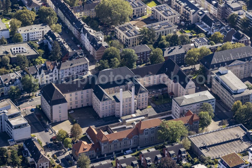 Mönchengladbach from above - Court building complex of the Landgericht Moenchengladbach on Hohenzollernstrasse in Moenchengladbach in the federal state of North Rhine-Westphalia, Germany