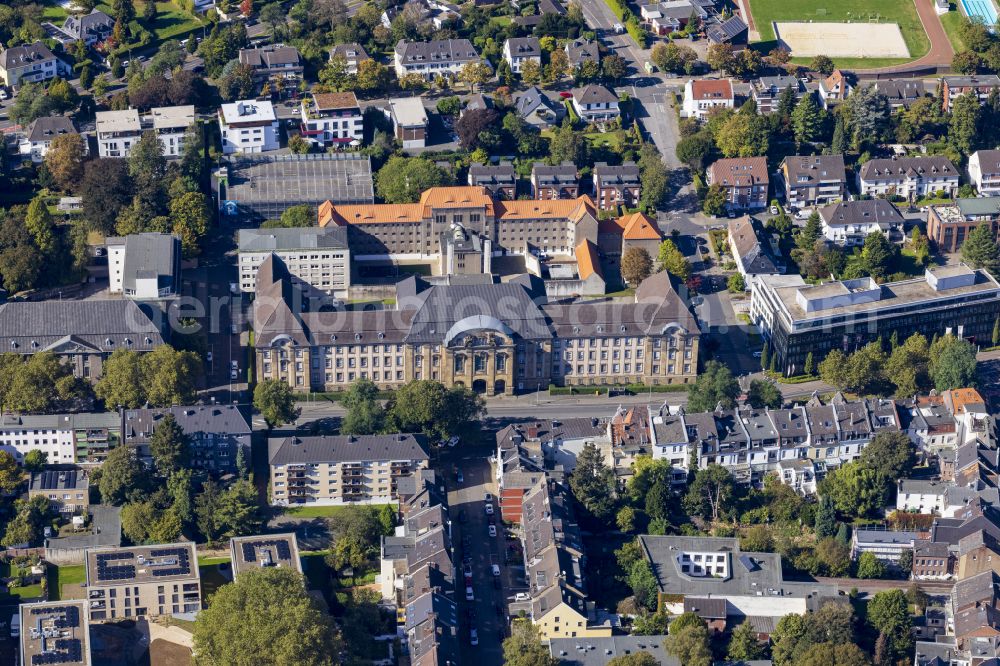 Aerial image Mönchengladbach - Court building complex of the Landgericht Moenchengladbach on Hohenzollernstrasse in Moenchengladbach in the federal state of North Rhine-Westphalia, Germany