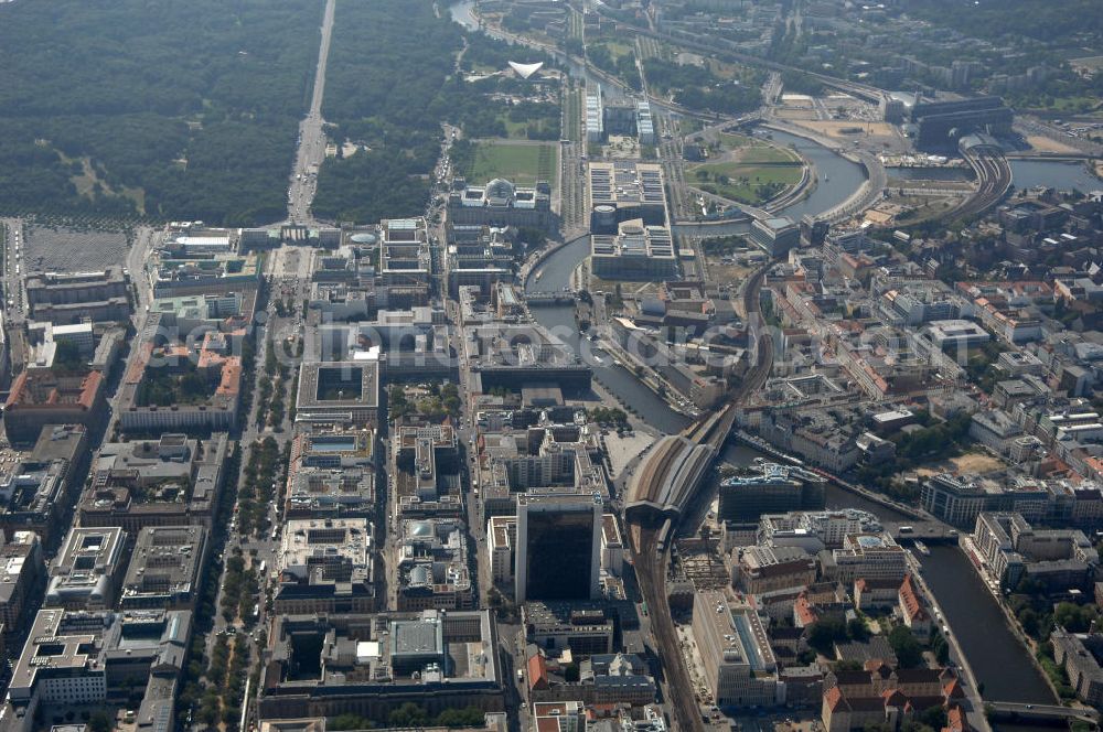 Aerial image Berlin - Blick auf die Stadtmitte. Gesamtansicht mit der Straße Unter den Linden, dem Tiergarten und dem Spreebogen am Reichstagsgebäude und dem Bundeskanzleramt.