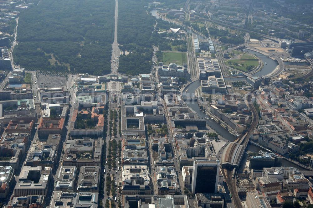 Aerial photograph Berlin - Blick auf die Stadtmitte. Gesamtansicht mit der Straße Unter den Linden, dem Tiergarten und dem Spreebogen am Reichstagsgebäude und dem Bundeskanzleramt.