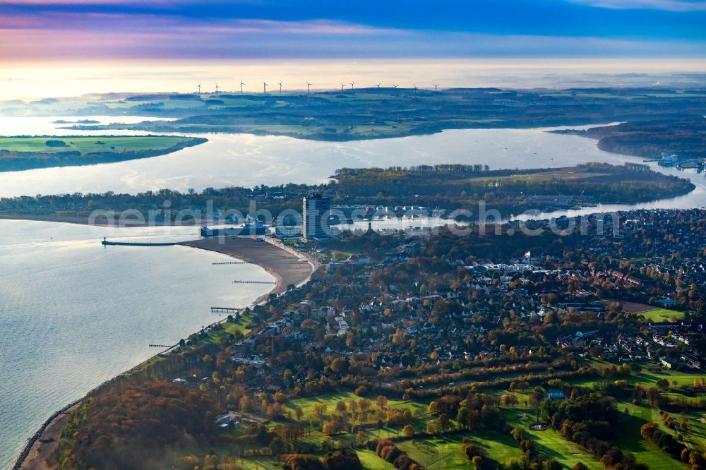 Aerial photograph Alt Travemünde - Rönnau - General overview and urban area with outskirts and inner city area in Alt Travemuende - Roennau in the morning haze at sunrise in the state Schleswig-Holstein, Germany