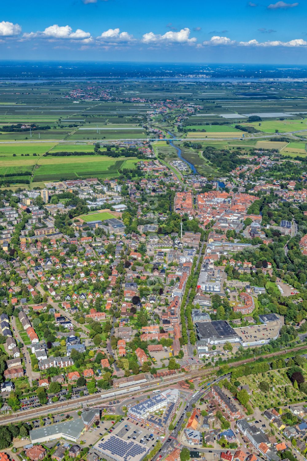 Aerial photograph Buxtehude - City area with outside districts and inner city area in Buxtehude in the state Lower Saxony, Germany