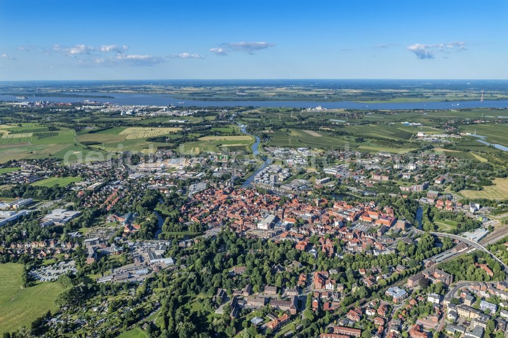 Stade from the bird's eye view: General overview and urban area with outskirts and inner city area and Elbe in Stade in the state Lower Saxony, Germany