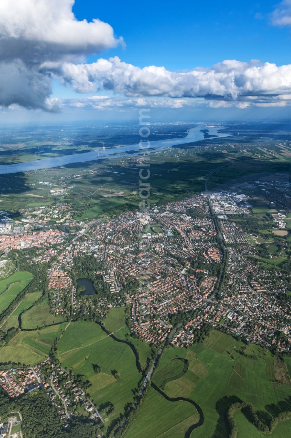 Stade from the bird's eye view: General overview and urban area with outskirts and inner city area in Stade and Hamburg on the Elbe in the background in the state Lower Saxony, Germany