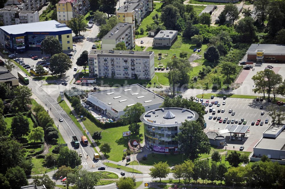 Kostrzyn / Küstrin from the bird's eye view: Blick auf polnische Geschäfte in Küstrin / Kostrzyn kurz nach dem Grenzübergang. Die Einkaufsmöglichkeiten befinden sich an der Kreuzung der polnischen Landesstraße Droga krajowa 31 und der Wojewodschaftsstraße 132. View of Polish shops in Küstrin / Kostrzyn shortly after the national border. The shops are located at the intersection of the Polish state road Droga Krajowa 31 and the Voivodeship road Droga wojewódzka 132.