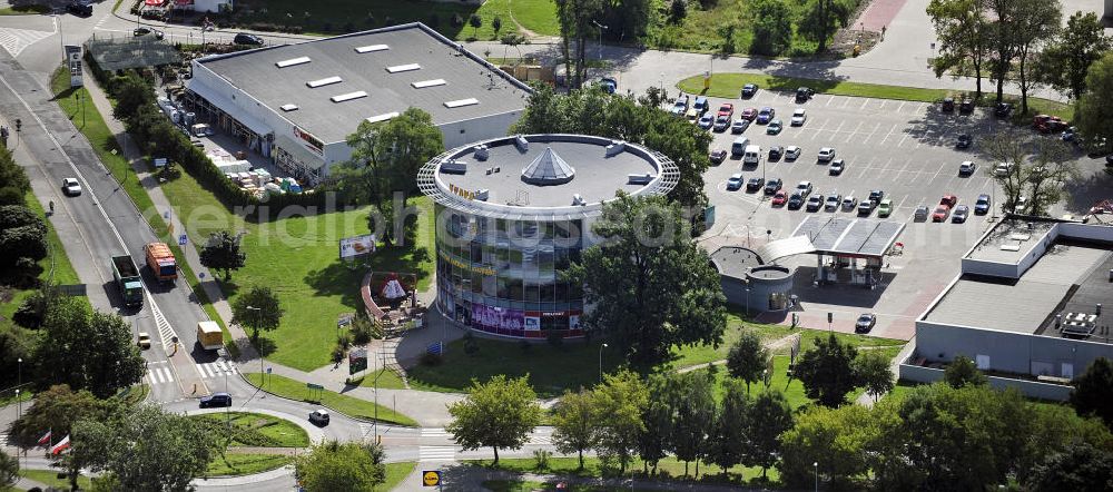 Aerial image Kostrzyn / Küstrin - Blick auf polnische Geschäfte in Küstrin / Kostrzyn kurz nach dem Grenzübergang. Die Einkaufsmöglichkeiten befinden sich an der Kreuzung der polnischen Landesstraße Droga krajowa 31 und der Wojewodschaftsstraße 132. View of Polish shops in Küstrin / Kostrzyn shortly after the national border. The shops are located at the intersection of the Polish state road Droga Krajowa 31 and the Voivodeship road Droga wojewódzka 132.