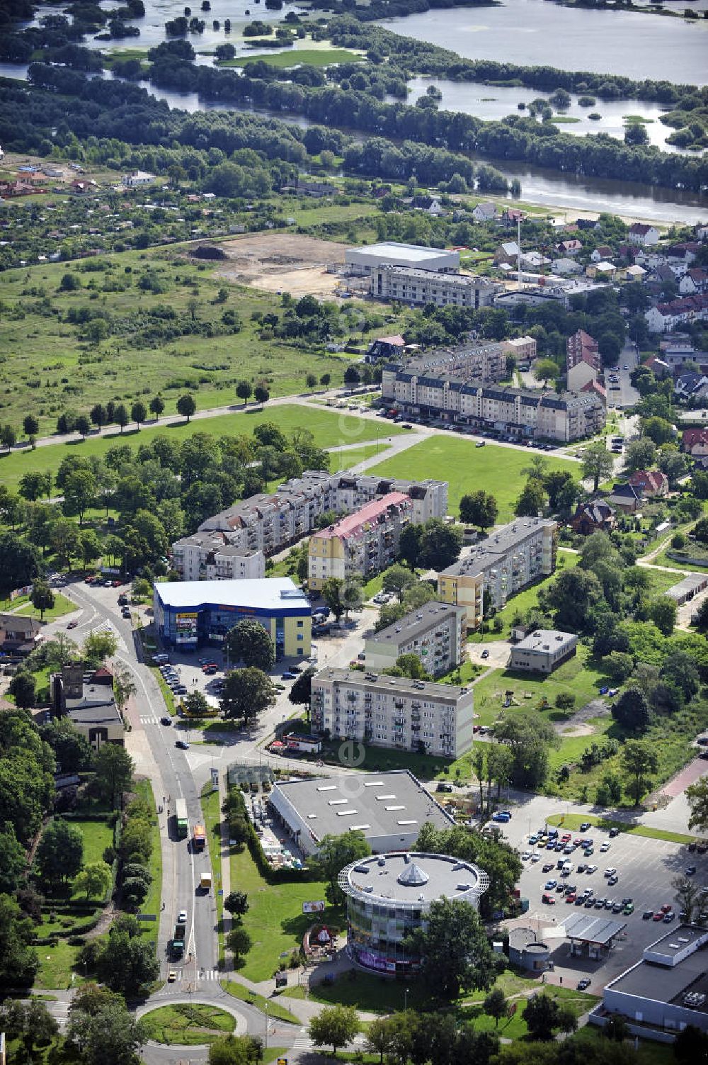 Aerial photograph Kostrzyn / Küstrin - Blick auf polnische Geschäfte in Küstrin / Kostrzyn kurz nach dem Grenzübergang. Die Einkaufsmöglichkeiten befinden sich an der Kreuzung der polnischen Landesstraße Droga krajowa 31 und der Wojewodschaftsstraße 132. View of Polish shops in Küstrin / Kostrzyn shortly after the national border. The shops are located at the intersection of the Polish state road Droga Krajowa 31 and the Voivodeship road Droga wojewódzka 132.