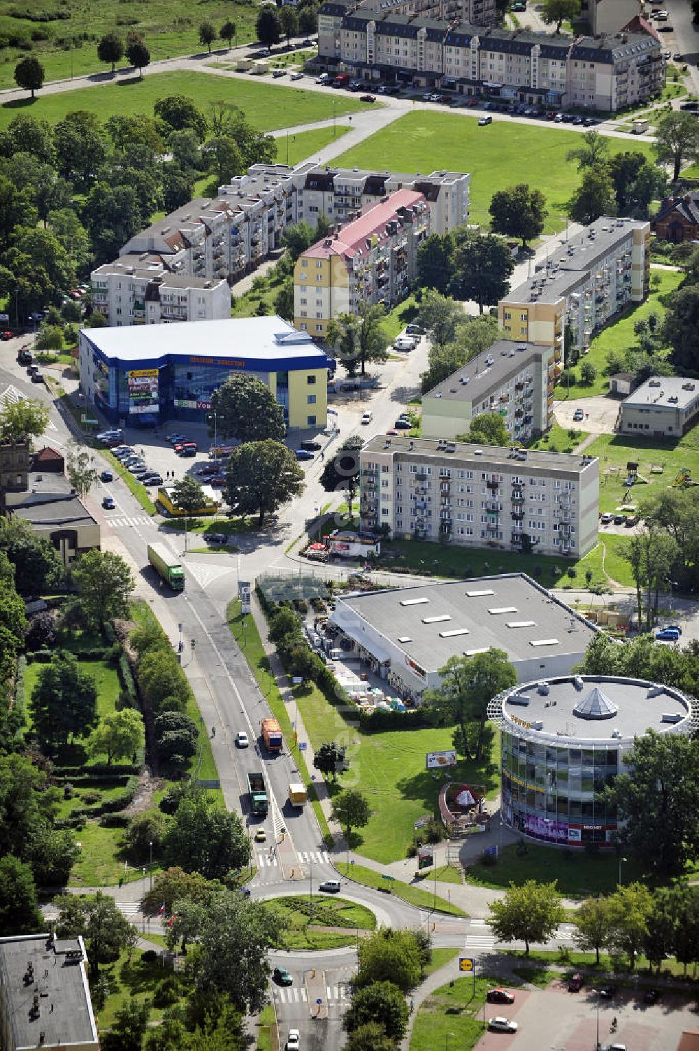 Kostrzyn / Küstrin from above - Blick auf polnische Geschäfte in Küstrin / Kostrzyn kurz nach dem Grenzübergang. Die Einkaufsmöglichkeiten befinden sich an der Kreuzung der polnischen Landesstraße Droga krajowa 31 und der Wojewodschaftsstraße 132. View of Polish shops in Küstrin / Kostrzyn shortly after the national border. The shops are located at the intersection of the Polish state road Droga Krajowa 31 and the Voivodeship road Droga wojewódzka 132.