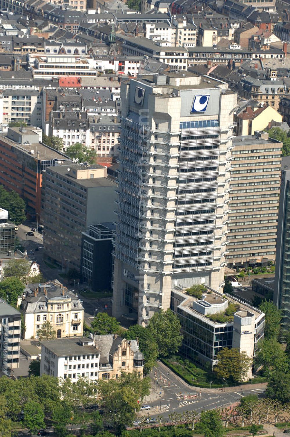 Frankfurt am Main from above - Blick auf das Büro- und Geschäfts- Hochhaus der Union Investment an der Wiesenhüttenstraße 10 am Frankfurter Mainufer. Die Union Investment Gruppe ist einer der größten deutschen Manager für Wolfgang Gerbere und institutionelle Anleger und betreut Immobilienfonds europaweit.