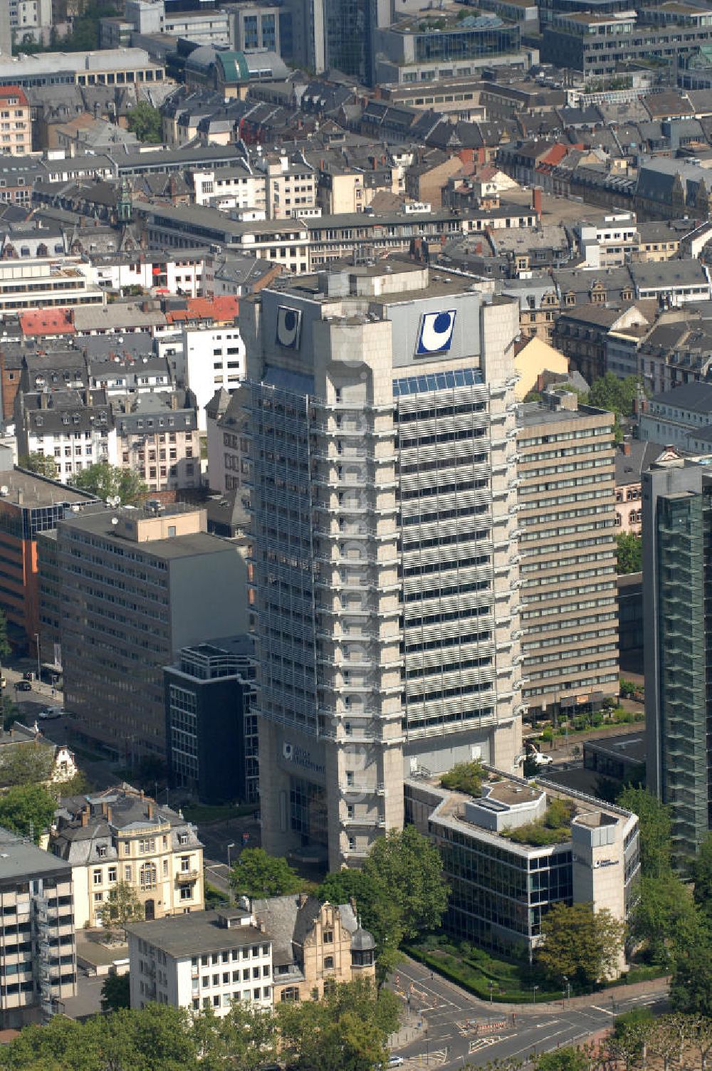 Frankfurt am Main from the bird's eye view: Blick auf das Büro- und Geschäfts- Hochhaus der Union Investment an der Wiesenhüttenstraße 10 am Frankfurter Mainufer. Die Union Investment Gruppe ist einer der größten deutschen Manager für Wolfgang Gerbere und institutionelle Anleger und betreut Immobilienfonds europaweit.