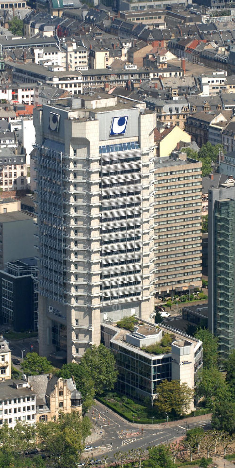 Aerial image Frankfurt am Main - Blick auf das Büro- und Geschäfts- Hochhaus der Union Investment an der Wiesenhüttenstraße 10 am Frankfurter Mainufer. Die Union Investment Gruppe ist einer der größten deutschen Manager für Wolfgang Gerbere und institutionelle Anleger und betreut Immobilienfonds europaweit.