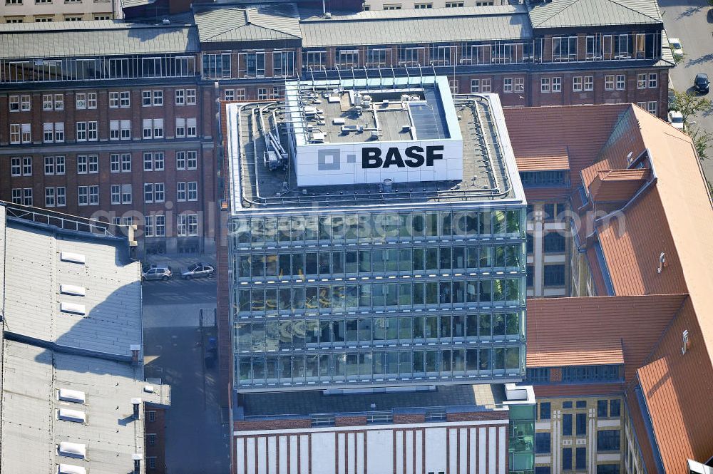 Aerial image Berlin - Friedrichshain - Blick auf die Oberbaumcity in Berlin-Friedrichshain. Auf dem Gelände der ehemligen Narva-Leuchtmittelfabrik befinden sich heute Wohn- und Geschäftsräume. Der Narva-Turm ist das älteste Berliner Hochhaus und wurde zwischen 1907 und 1912 errichtet. Eine Immobilie der HVB Immobilien AG. View to the Oberbaumcity in Berlin-Friedrichshain, at the former area of the Narva-illuminant company.